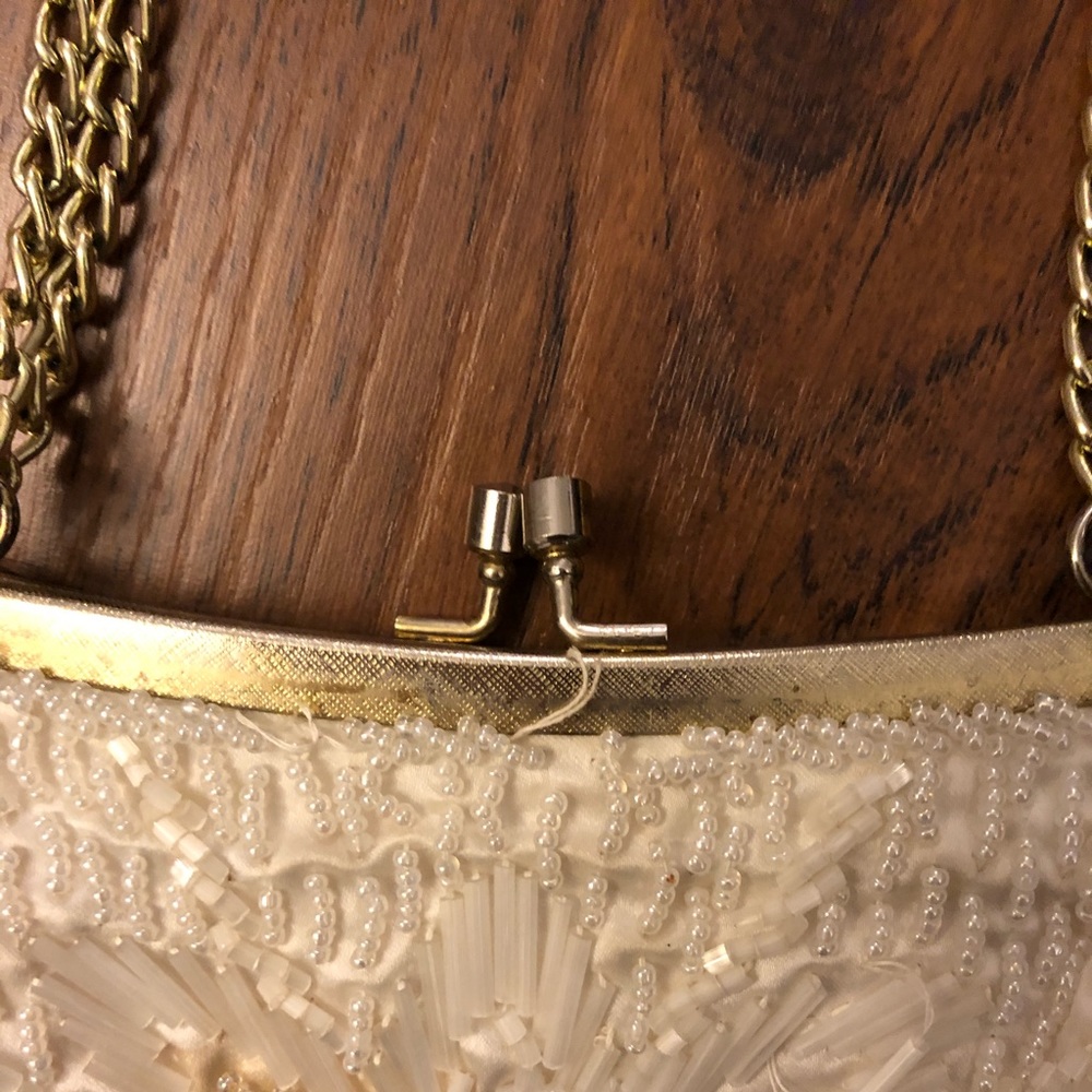 White beaded clasp purse with gold detail - Picture 3 of 4